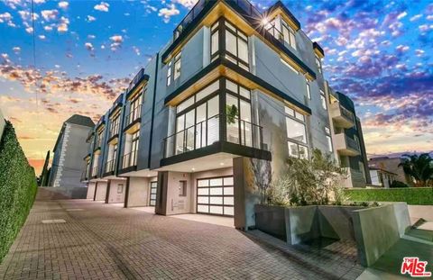 Photo of 7584 W Skye Way, Los Angeles, CA 90046 (MLS # 25559359) Photo of 7584 W Skye Way, Los Angeles, CA 90046 (MLS # 25559359)