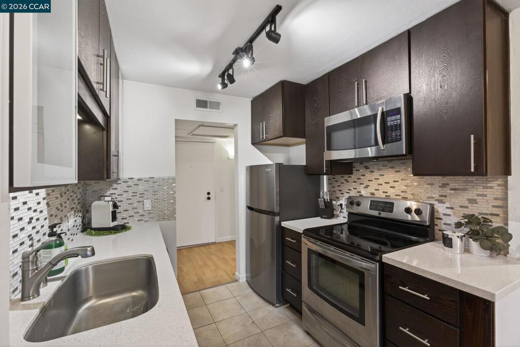 490 N Civic Dr 314