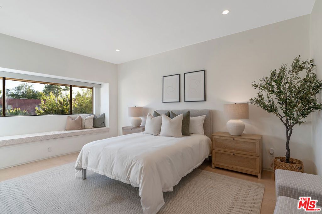 Photo of 6211 Nita Avenue, Woodland Hills, CA 91367 (MLS # 25623379)