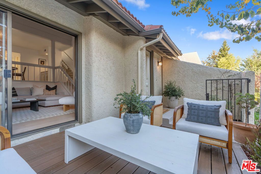 Photo of 6211 Nita Avenue, Woodland Hills, CA 91367 (MLS # 25623379)