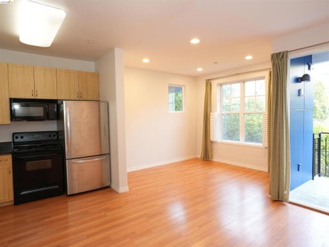 Photo of 1121 40th Street ST #4202, Emeryville, CA 94608 (MLS # 41147097)