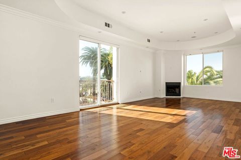 Photo of 632 N Kings Road #302, West Hollywood, CA 90048 (MLS # 26646825)
