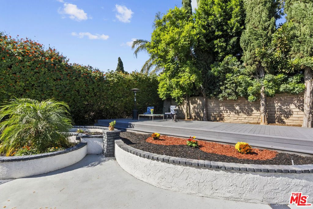 Photo of 19651 Marilla Street, Northridge, CA 91324 (MLS # 25606491)