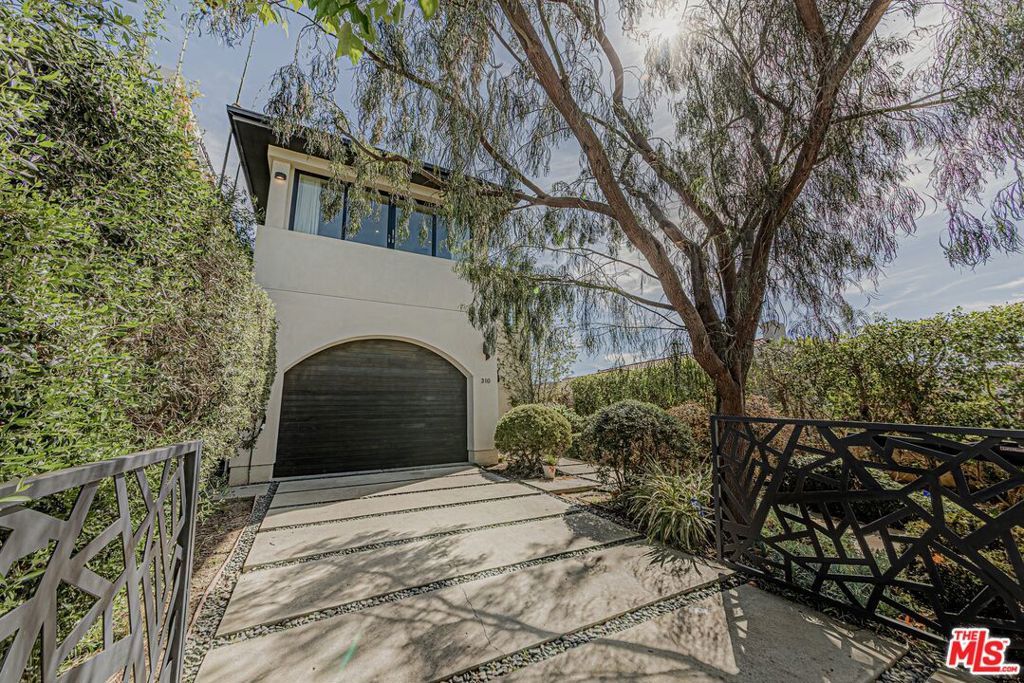 Photo of 310 N Lucerne Boulevard, Los Angeles, CA 90004 (MLS # 26661705)