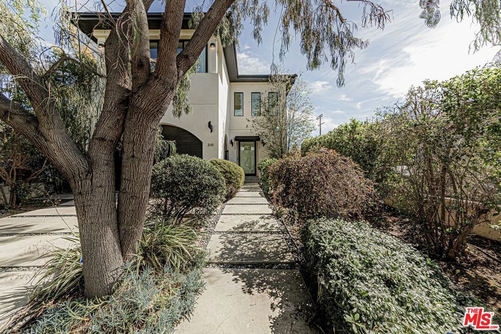 Photo of 310 N Lucerne Boulevard, Los Angeles, CA 90004 (MLS # 26661705)