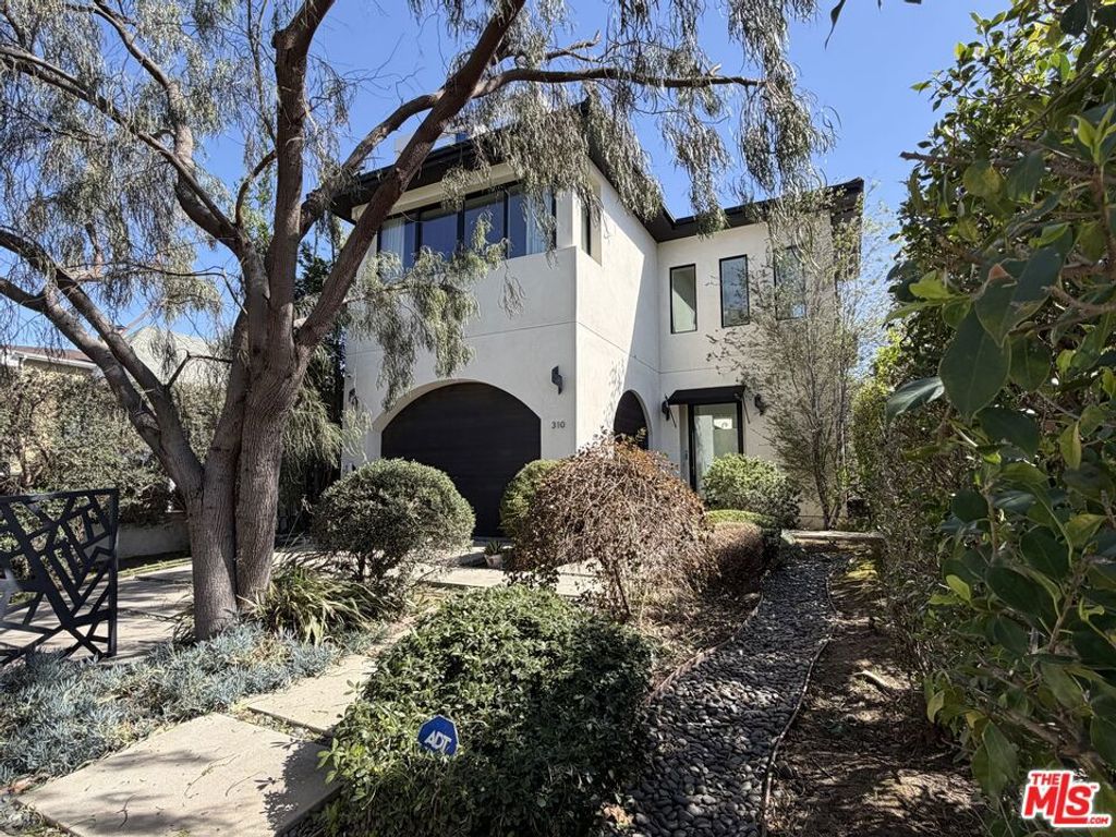 Photo of 310 N Lucerne Boulevard, Los Angeles, CA 90004 (MLS # 26661705)