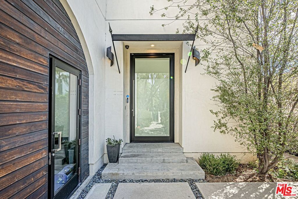 310 N Lucerne Boulevard