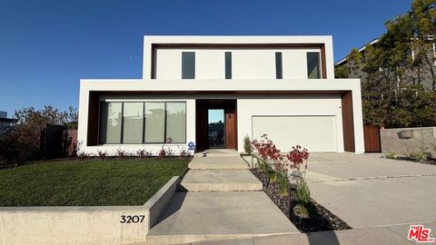 Photo of 3207 Maplewood Avenue, Los Angeles, CA 90066 (MLS # 26830971)