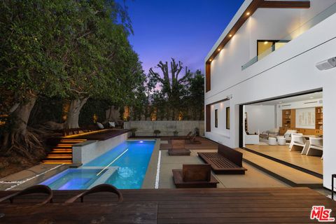 Tiny photo for 3207 Maplewood Avenue, Los Angeles, CA 90066 (MLS # 26830971)