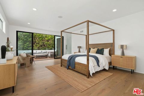 Tiny photo for 3207 Maplewood Avenue, Los Angeles, CA 90066 (MLS # 26830971)
