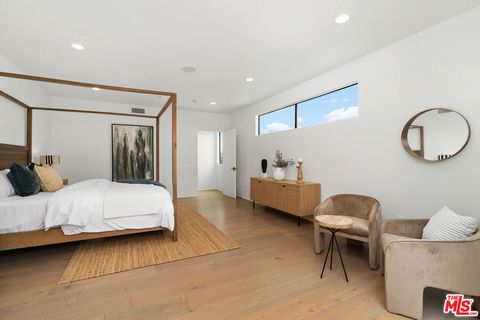 Tiny photo for 3207 Maplewood Avenue, Los Angeles, CA 90066 (MLS # 26830971)