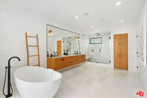 Tiny photo for 3207 Maplewood Avenue, Los Angeles, CA 90066 (MLS # 26830971)