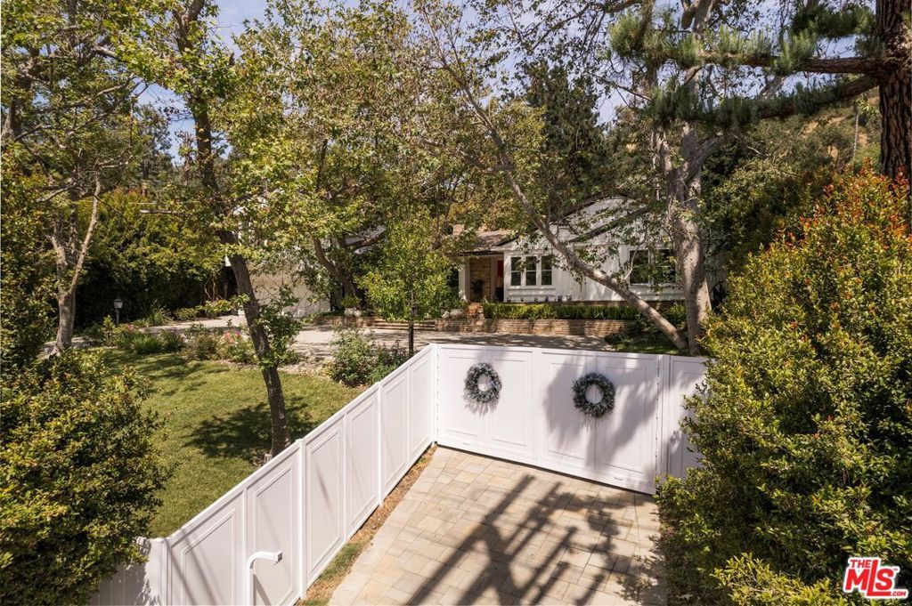 Photo of 2064 Coldwater Canyon Drive, Beverly Hills, CA 90210 (MLS # 25581037)