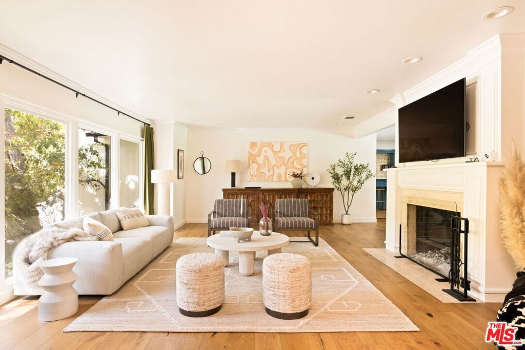 Photo of 2064 Coldwater Canyon Drive, Beverly Hills, CA 90210 (MLS # 25581037)