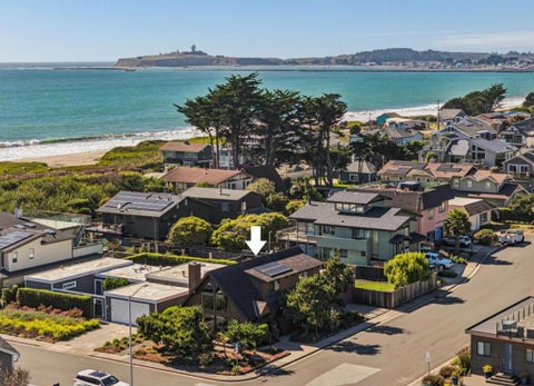 Photo of 213 Roosevelt Boulevard, Half Moon Bay, CA 94019 (MLS # ML82061370)