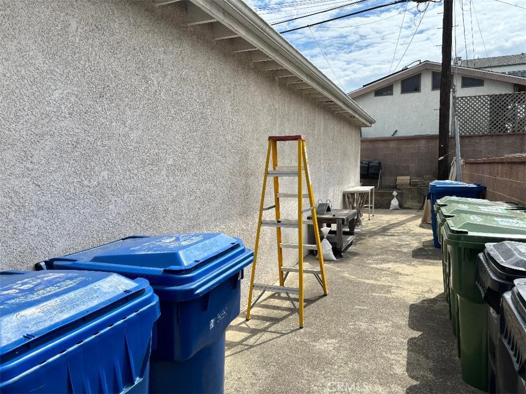 6338 W 79th