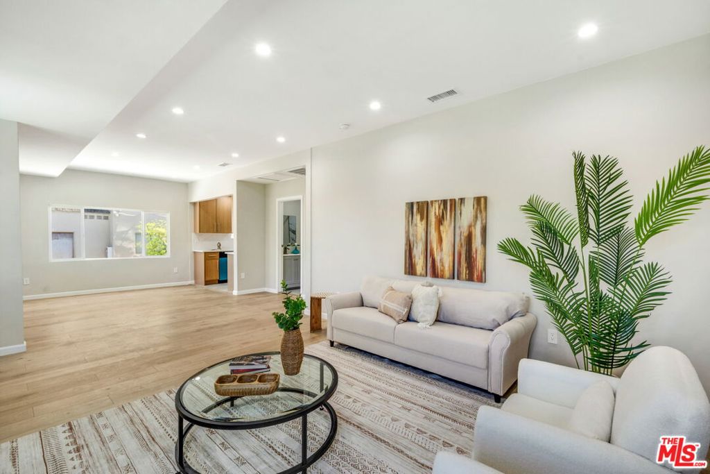 120 W Ellis Avenue