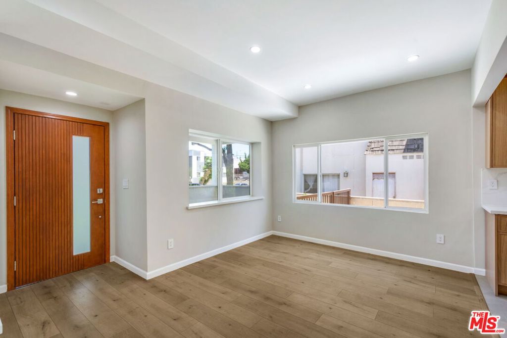 120 W Ellis Avenue