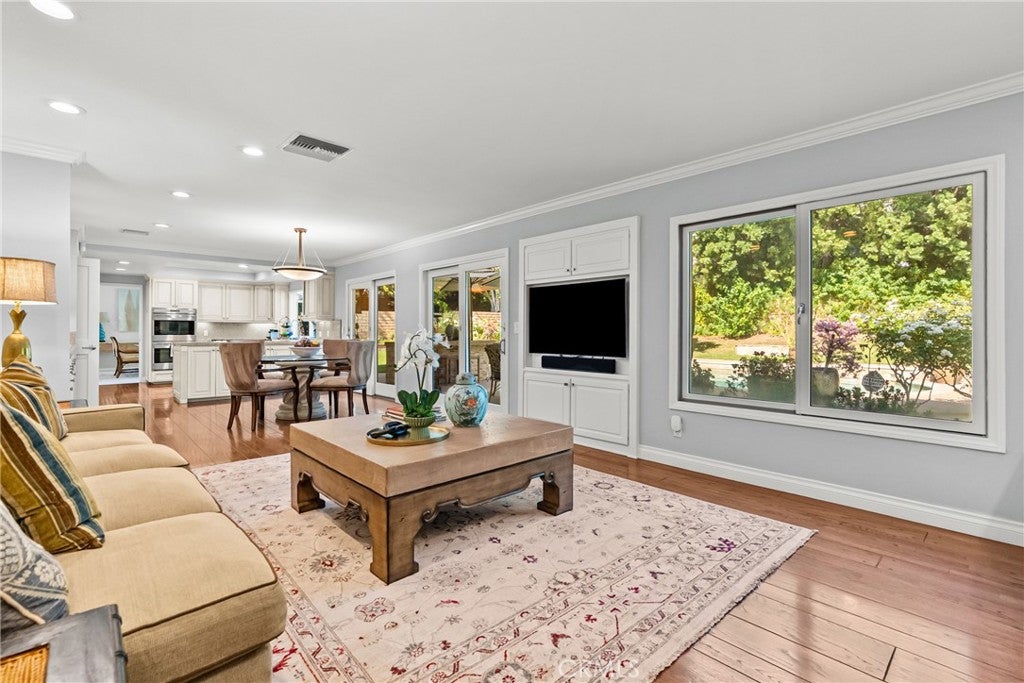 10216 Melvin Ave, Northridge, CA, 91324, USA, 4 Bedrooms Bedrooms, ,3 BathroomsBathrooms,Residential,Pending,10216 Melvin Ave,SR26141947