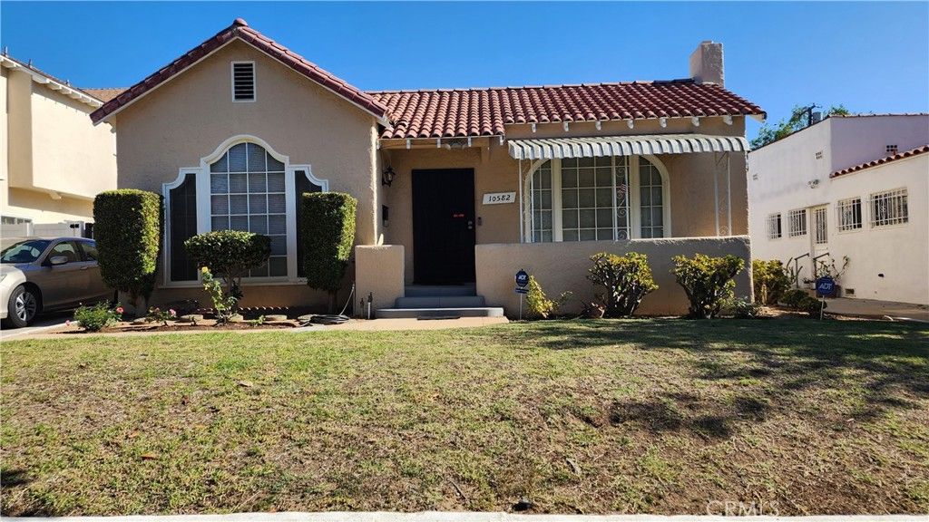 Photo of 10582 Holman Ave, Los Angeles, CA 90024 (MLS # SR25237180)