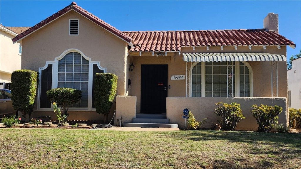 Photo of 10582 Holman Ave, Los Angeles, CA 90024 (MLS # SR25237180)