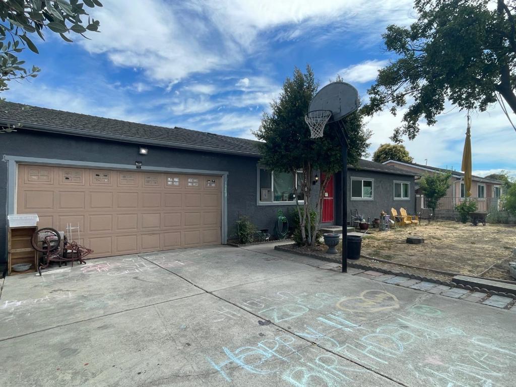 Great value for a 3 bedroom 2 bath single family home in San Jose. This home has a very Nice layout, Newer kitchen and Master Bath. A lot of Potential! Close to schools, shopping and freeways!