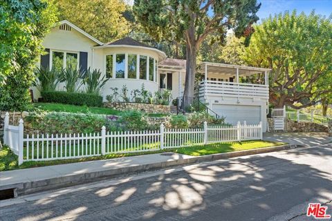 Photo of 4104 Saugus Avenue, Sherman Oaks, CA 91403 (MLS # 25619069)