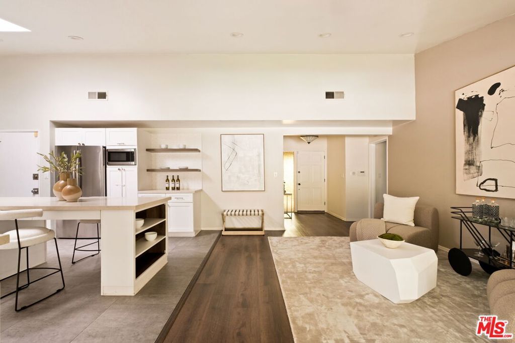 Photo of 20607 Martha Street, Woodland Hills, CA 91367 (MLS # 25586027)
