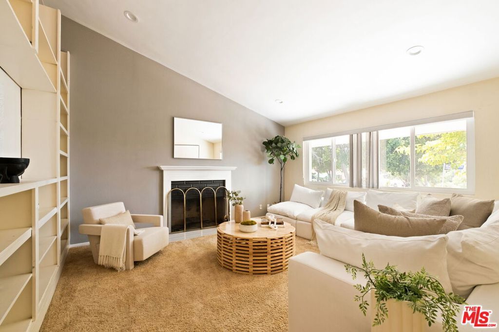 Photo of 20607 Martha Street, Woodland Hills, CA 91367 (MLS # 25586027)