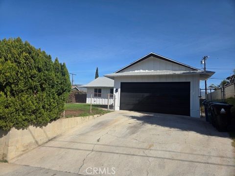 Photo of 11010 Borden Ave, Pacoima, CA 91331 (MLS # SR26025889)