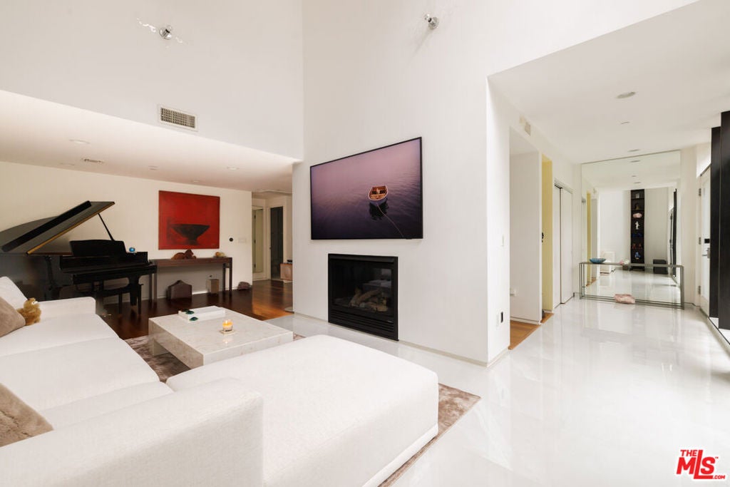 825 N Kings Road 2