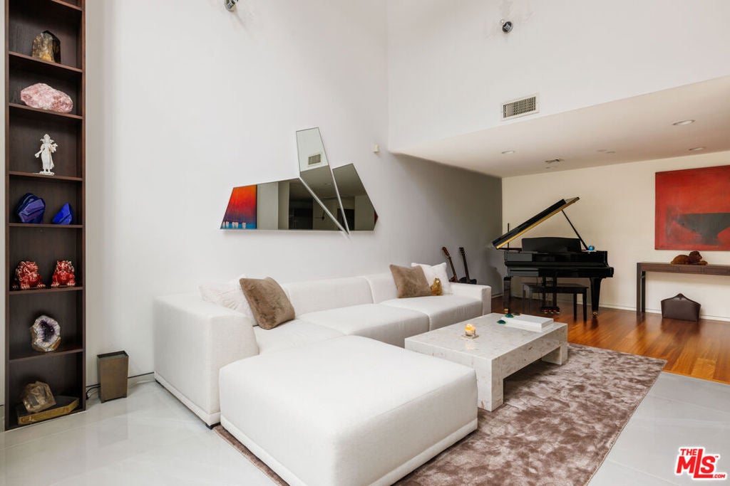 825 N Kings Road 2