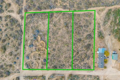 Photo of 8129 Stardust Trail, Yucca Valley, CA 92284 (MLS # JT25280207)
