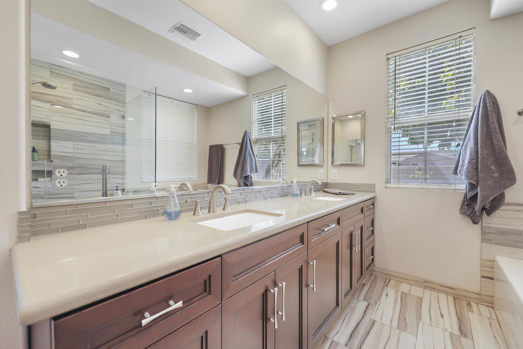 Mira Flores - Residential