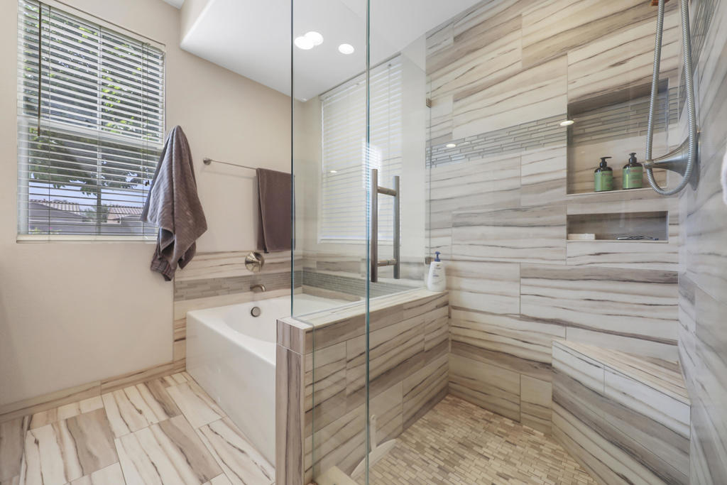 Mira Flores - Residential