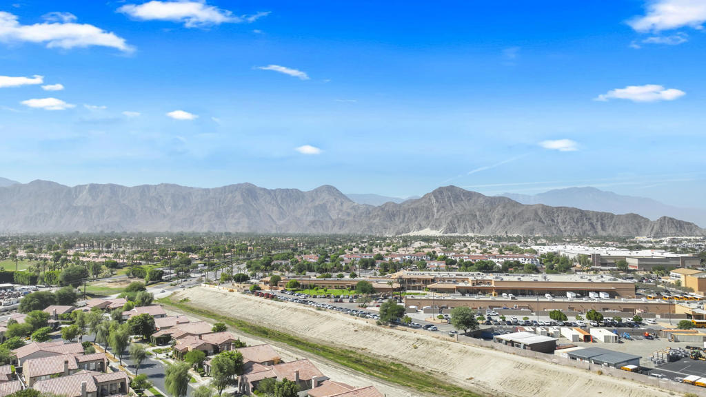 Mira Flores - Residential