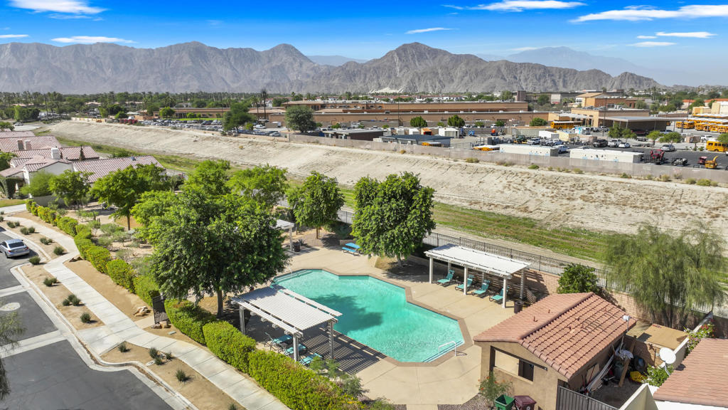 Mira Flores - Residential