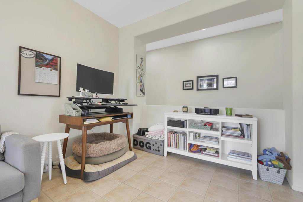 Mira Flores - Residential
