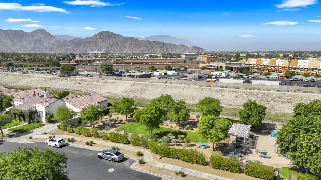 Mira Flores - Residential