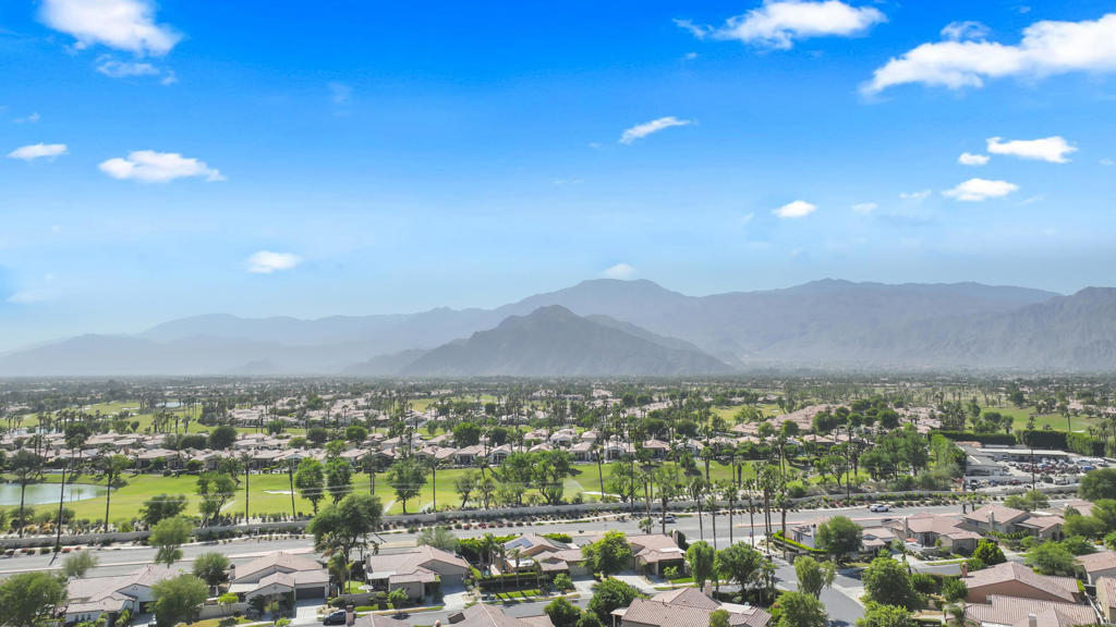 Mira Flores - Residential