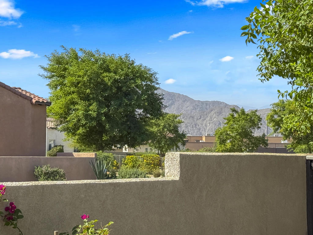 Mira Flores - Residential