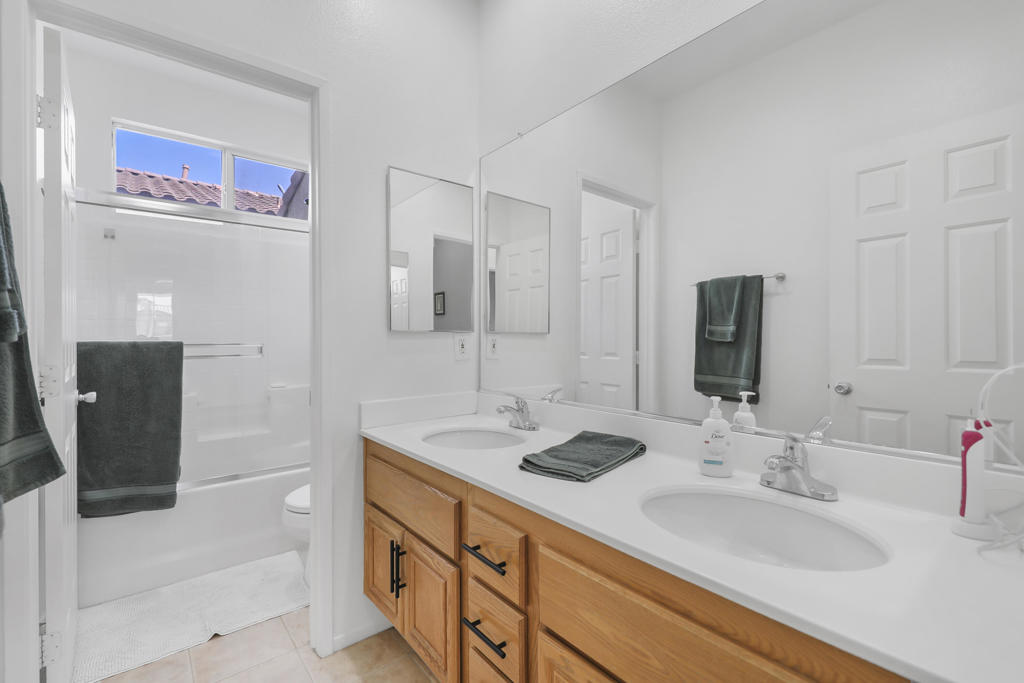Mira Flores - Residential