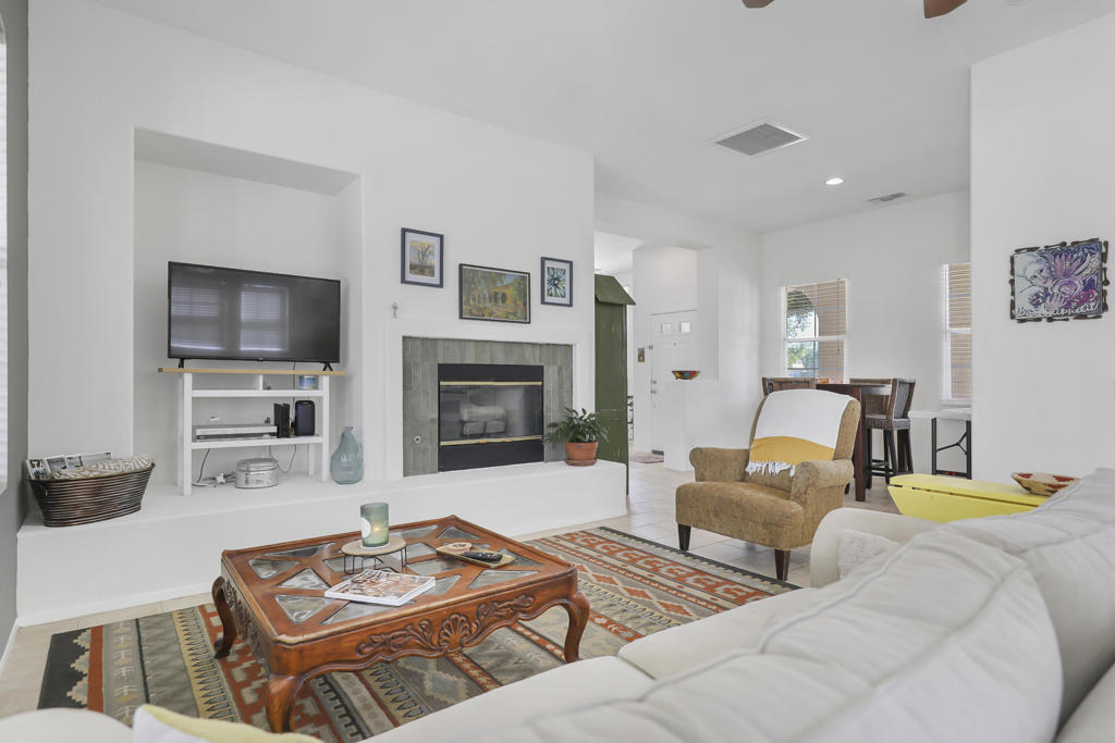 Mira Flores - Residential