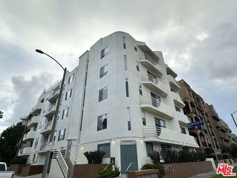 Photo of 8600 Burton Way #405, Los Angeles, CA 90048 (MLS # 26104391)
