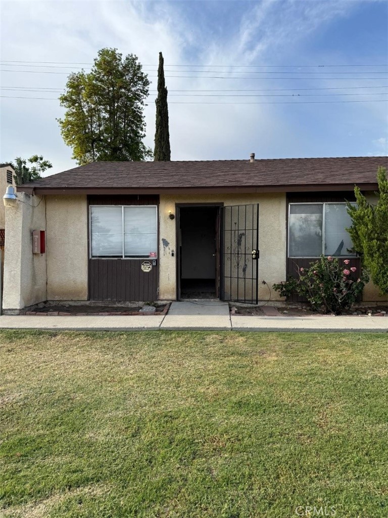BEST DEAL IN TOWN !!!! FANTASTIC INVESTEMENT IN BAKERSFIED , TAKE ADVANTANGE OF THIS UNIQUE CHANCE TO OWN SIX FULLY OCCUPIED UNITS OFFERING STEADY INCOME, CONVENIENTLY LOCATED CONSISTING OF 3 BUILDINGS TWO BEDROONS EACH, WELL MAINTAINED PROPERTY WITH 2 OF THE UNITS COMPLETLY REMODELED, INSIDE WASHER/DRYER HOOKPS, CENTRAL AIR/HEATING . SITUADED IN HALF AN ACRE LOT OFFERING TENANTS 14 PARKING SPACES AND EACH UNIT WITH IT'S OWN PRIVATE YARD. ALL TENANTS ARE MONTH TO MONTH