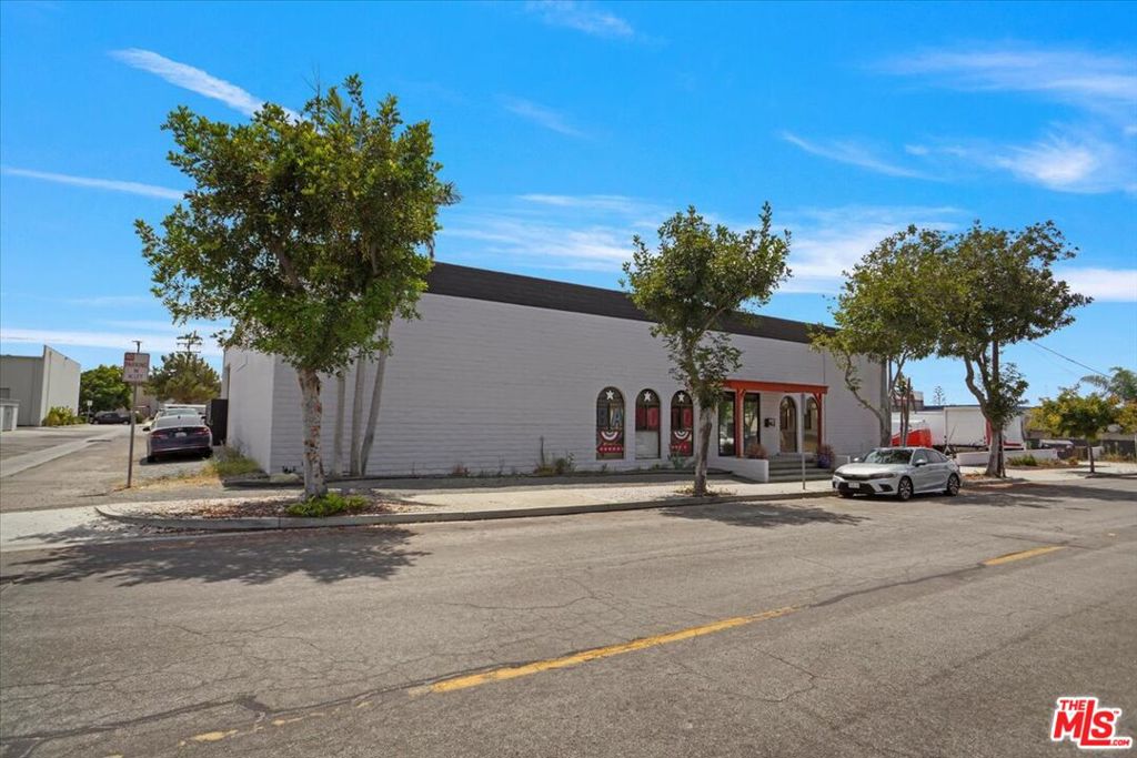1940 W Freeman Avenue