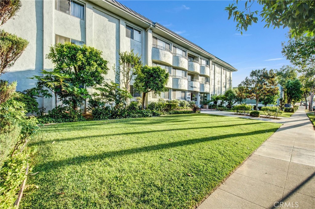 972 E California 304