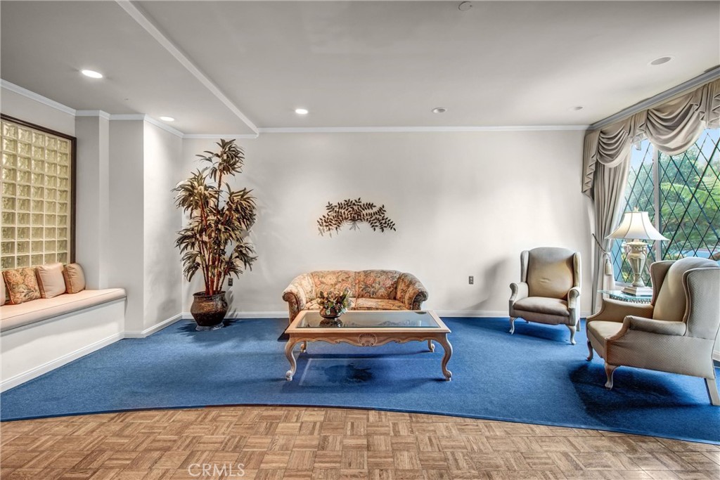 972 E California 304