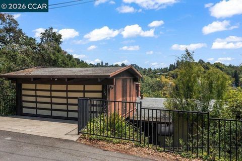 Photo of 126 La Espiral, Orinda, CA 94563 (MLS # 41134135)