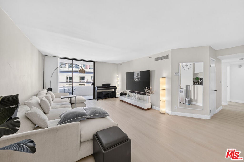 600 W 9th Street 913